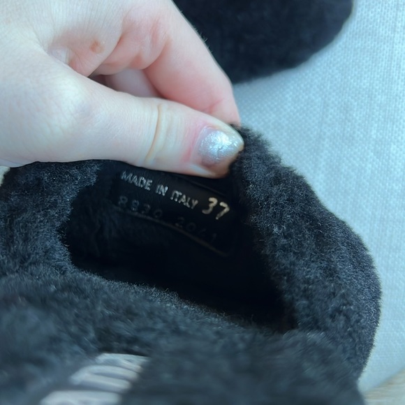 Prada logo plaque shearling slippers - Picture 7 of 9